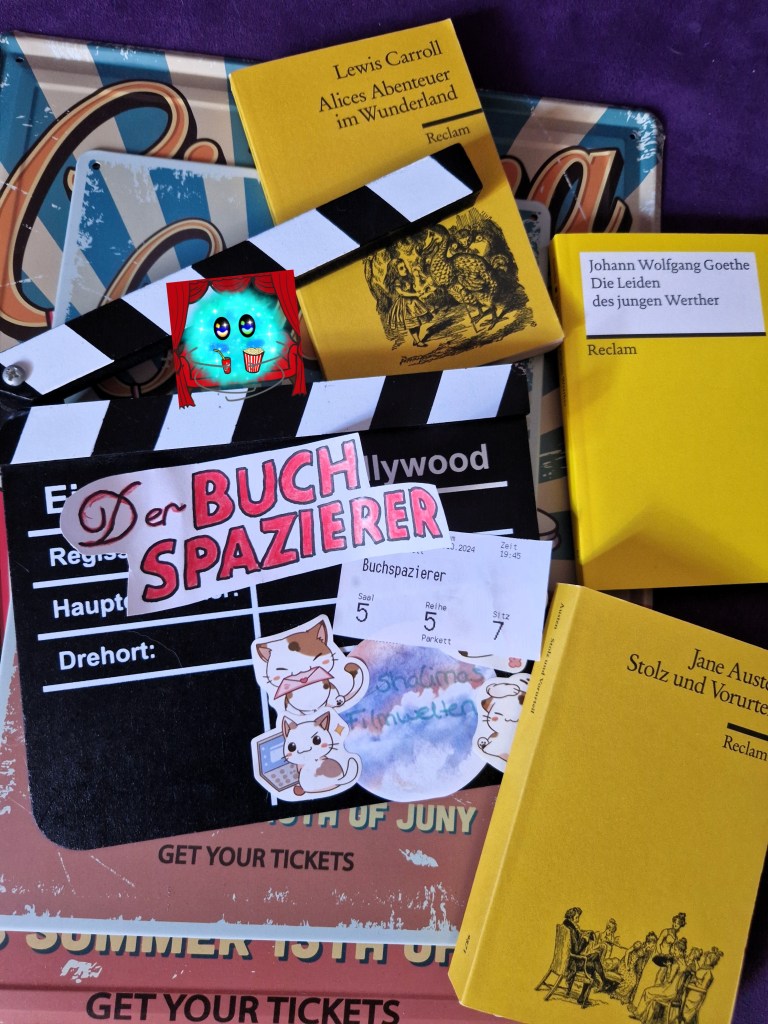 Filmtitel und Kinokarte arrangiert auf einer Filmklappe. Daneben sind drei Reclam Ausgaben von Klassikern der Literatur arrangiert.