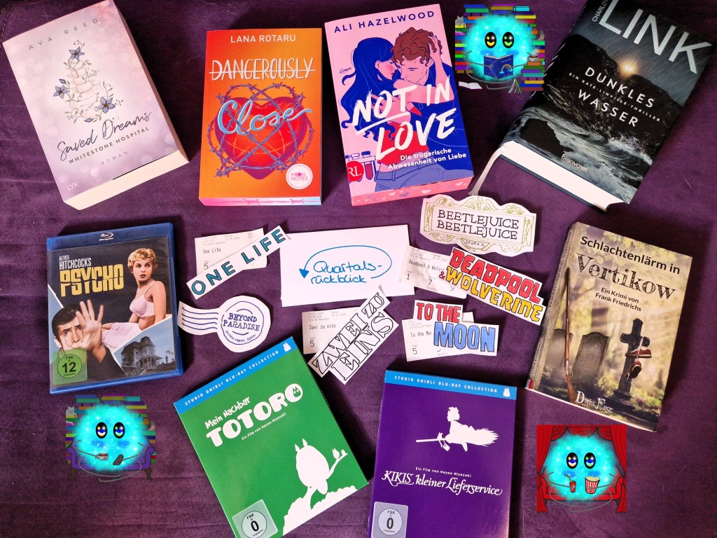 Ansammlung der im Beitrag erwähnten Filme und Bücher auf einer lila Couch