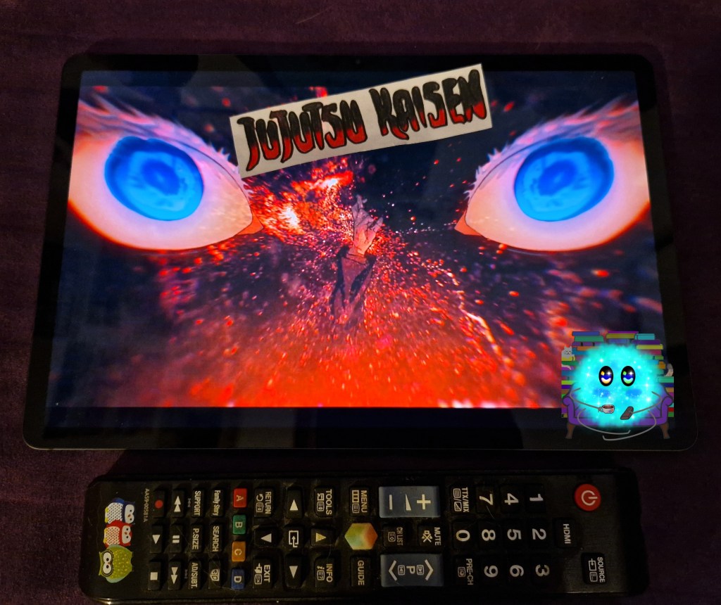Der Serientitel inszeniert auf einem Tablet mit einem Standbild aus dem Opening und einer Fernbedienung als Stilmittel