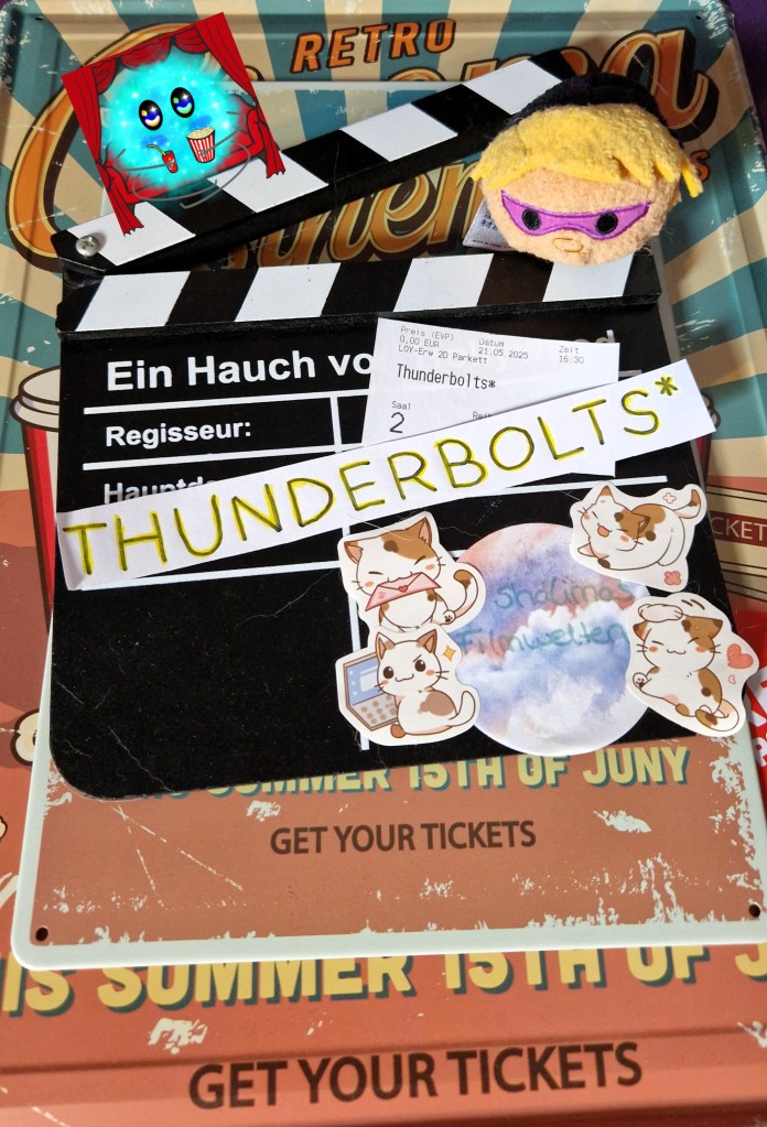 Der Filmtitel als Fanart arrangiert auf einer Filmklappe mit der Kinokarte