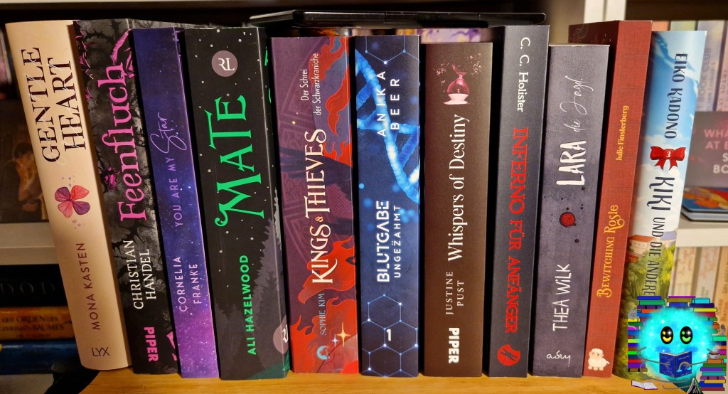 Die im Beitrag genannten Bücher nebeneinander aufgereiht vor einem Bücherregal