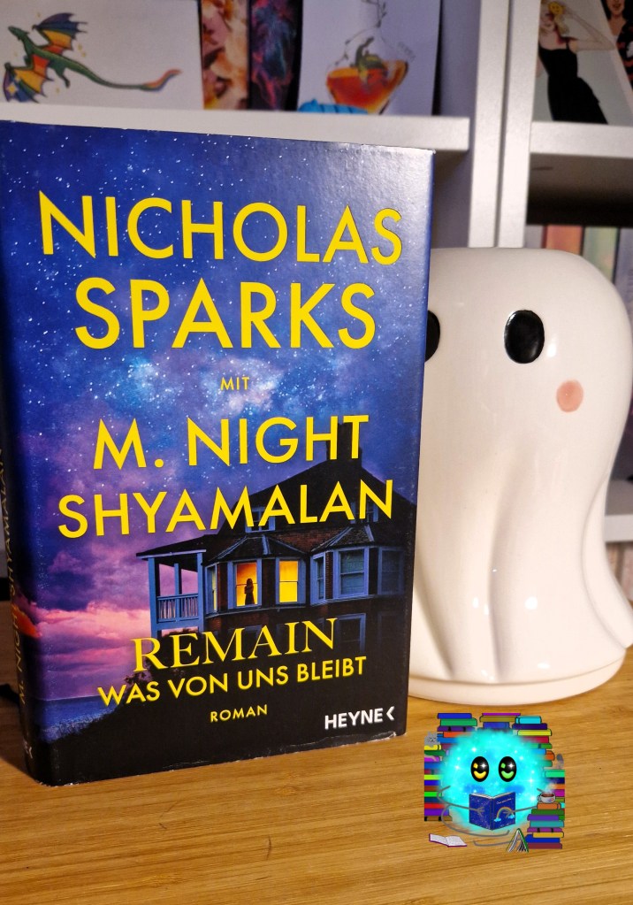 Das Buchcover arrangiert vor einem Bücherregal. Daneben steht eine Blumenvase in Geisterform