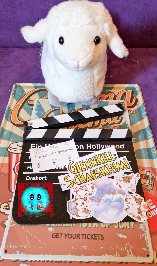 Fanart des Filmtitels mit Kinoticket auf einer Filmklappe. Darüber steht ein Schafkuscheltier und schaut in die Kamera