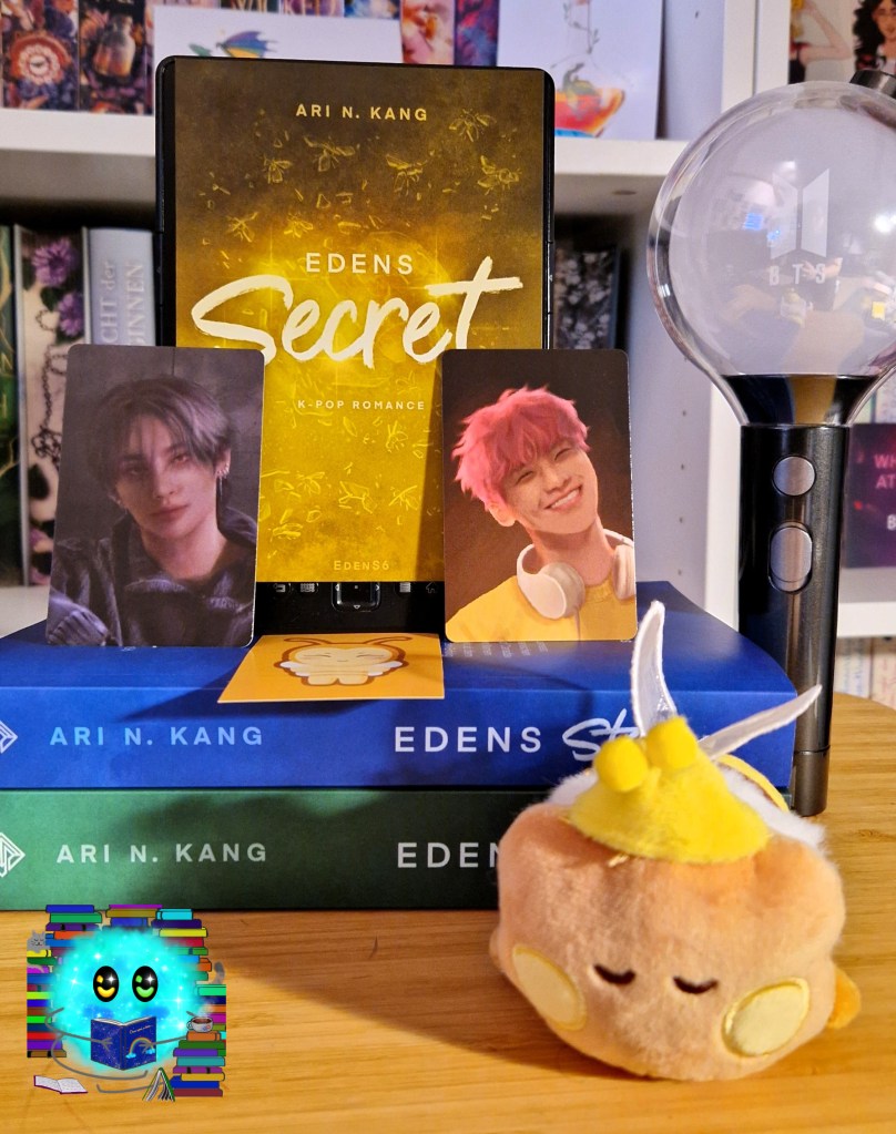 Das Cover auf einem E-Reader geklebt, der auf den vorherigen Bänden steht. Umrahmt von den Fotokarten der Member des Bandes, an der Seite ein Lightstick und vorne ein Bienenplüshie