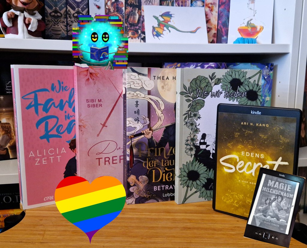 Die im Beitrag genannten Bücher nebeneinander aufgereiht mit Cover nach vorne, vor einem Bücherregal. Darunter ist ein Herz in den Pridefarben.