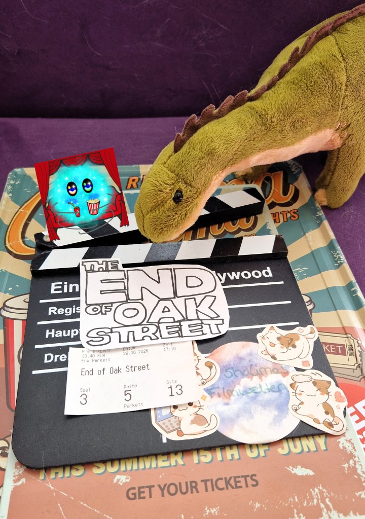 Fanart des Filmtitels mit Kinoticket auf einer Filmklappe. Von oben rechts schaut ein Dinoplüschtier herein.