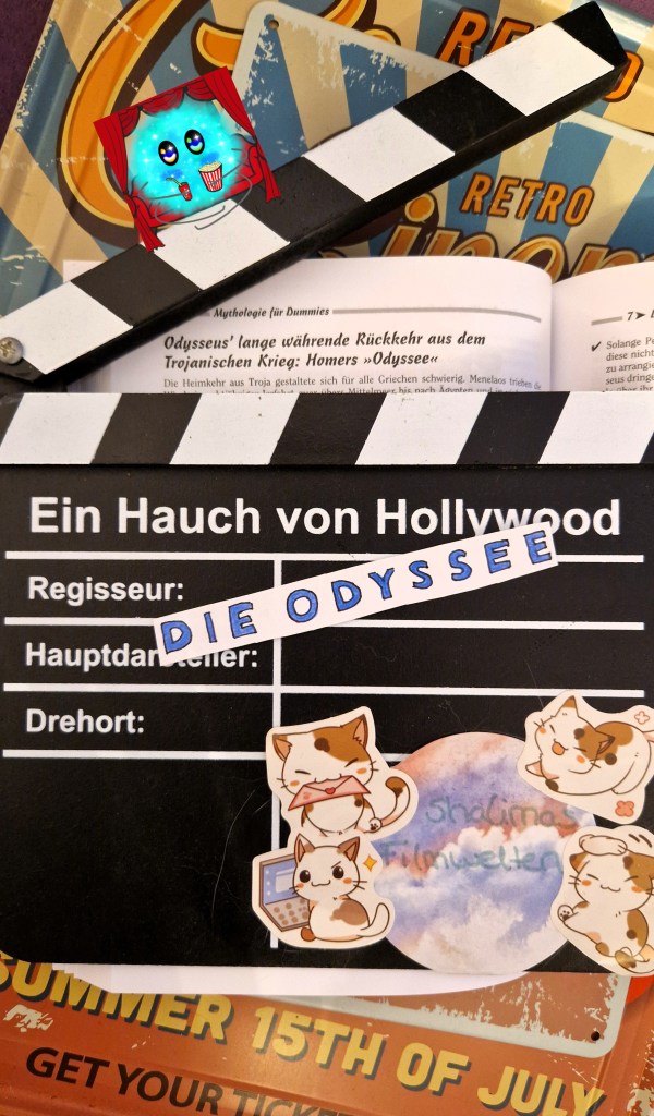 Fanart des Filmtitels auf einer Filmklappe. Dahinter liegt ein Buch über Mythologie, aufgeschlagen auf der Seite über Odysseus lange Heimkehr