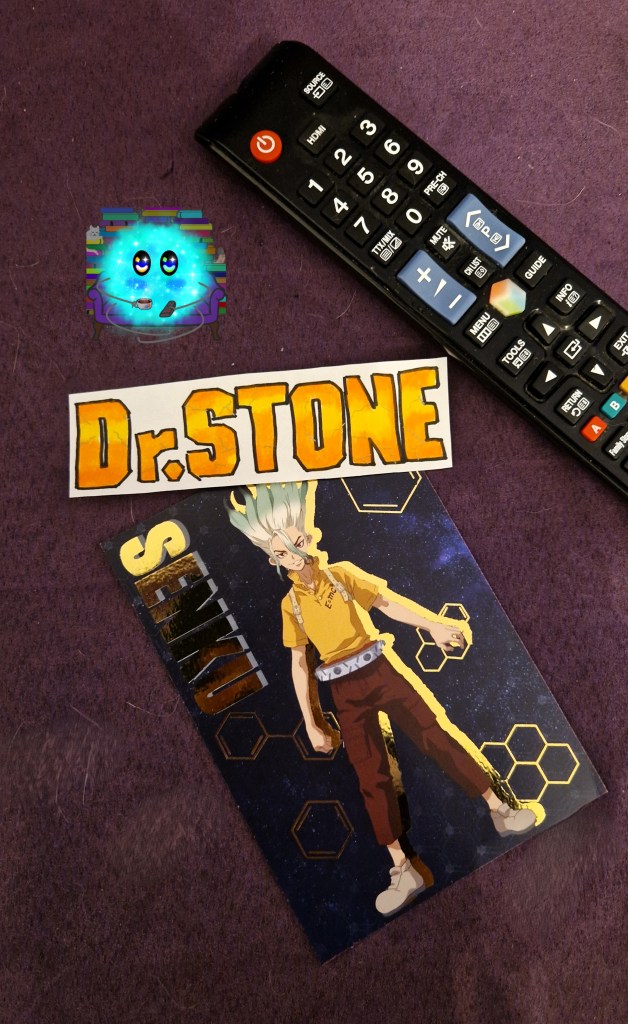 Der Serientitel als Fanart auf einem lila Sofa mit Charakterkarte von Senku und Fernbedienung.