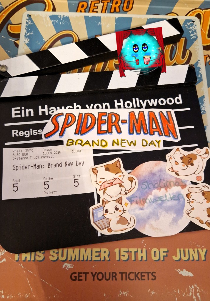 Fanart des Filmtitels mit Kinokarte auf einer Filmklappe