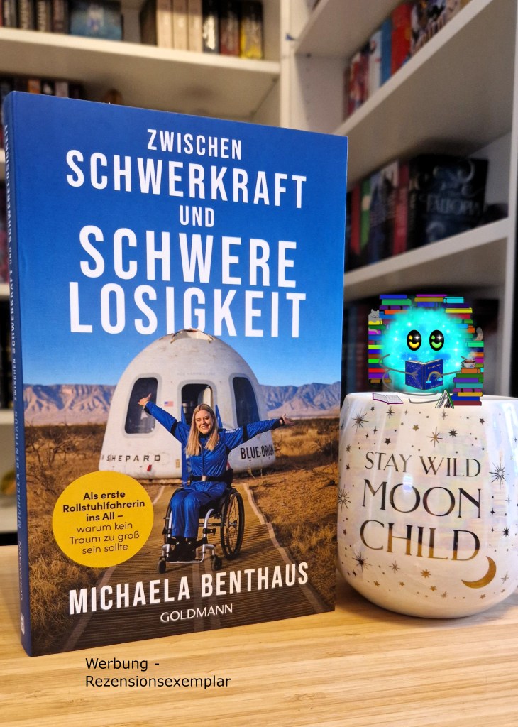 Das Buch steht vor einem Bücherregal. Daneben ist eine Tasse mit dem Spruch "Stay Wild Moonchild".